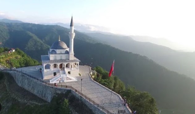 Rize’de Tarihi Cami ve Türbeleri Ziyaret Edilecek Yerler