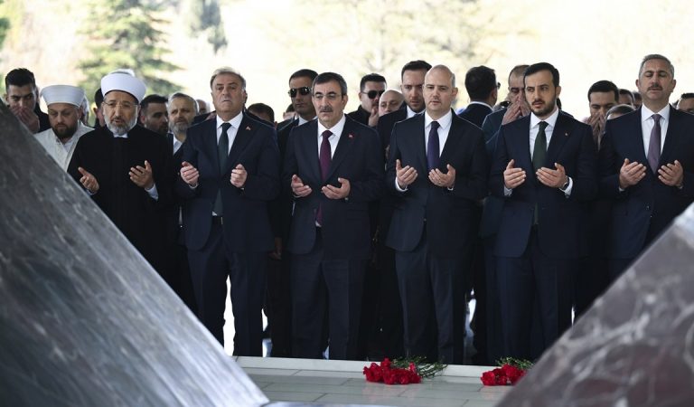 8.Cumhurbaşkanı Turgut Özal, mezarı başında anıldı