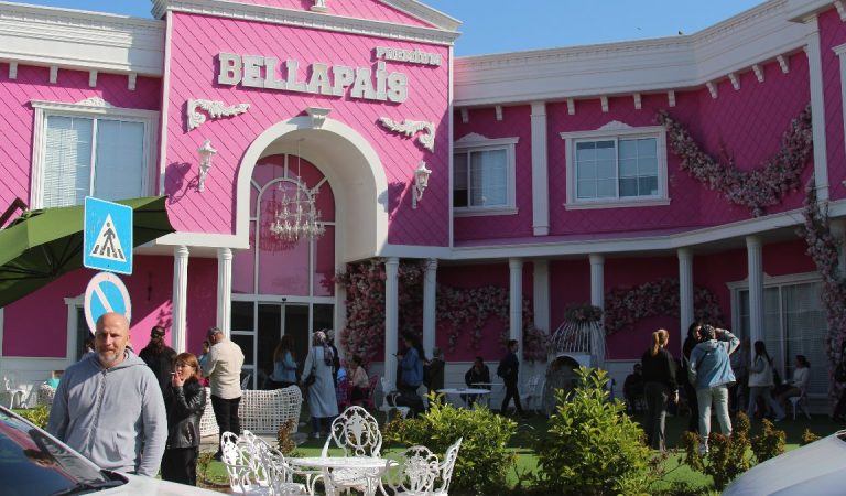 Adana’da binlerce kişiyi mağdur eden hoşluk merkezi patroniçesi, çalışanlarından helallik istedi