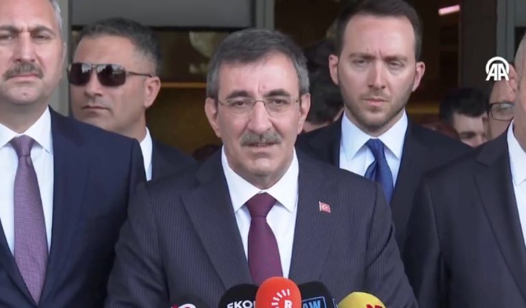 Cevdet Yılmaz, Sırrı Süreyya Başkan’ı hastanede ziyaret etti