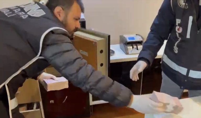 İBB’ye yönelik yolsuzluk soruşturması: Birtakım şüphelilerin mesken ve iş yerlerinde arama yapıldı