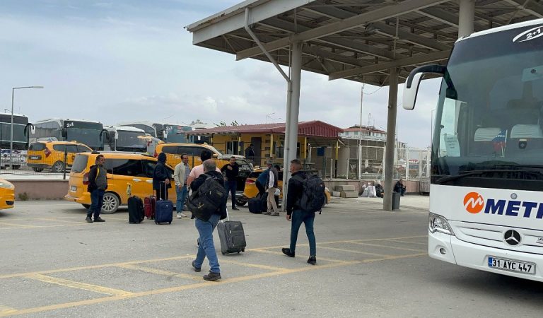 İstanbul’a sığınan afetzedeler sarsıntı kaygısıyla memleketlerine dönüş seyahatinde