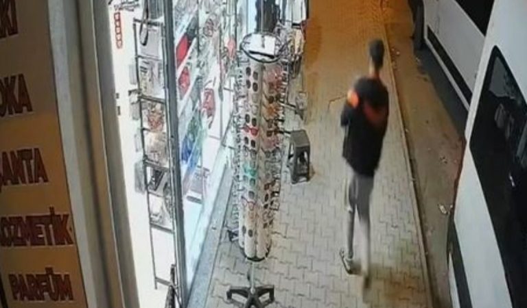 İstanbul’da arbedeyi fırsat bilerek çantayı alıp kaçtı