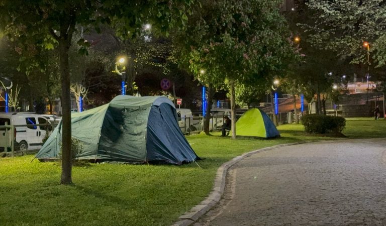 İstanbul’da birtakım vatandaşlar sarsıntı kaygısıyla bu geceyi de dışarıda geçirdi