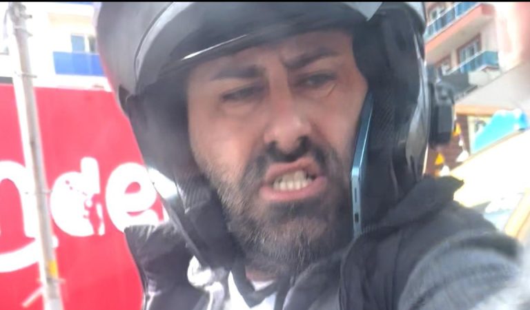 İstanbul’da motosikletli maganda arabanın aynasını kırdı