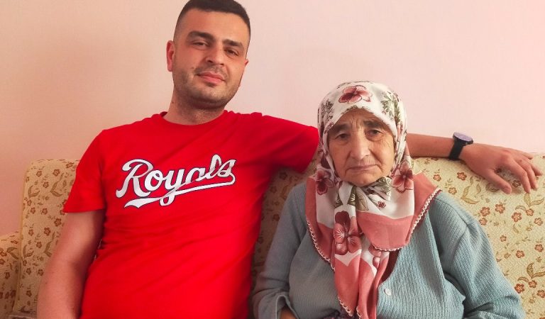 İzmir’de yaşlı bayanı tuzağa düşürüp, dolandırdılar