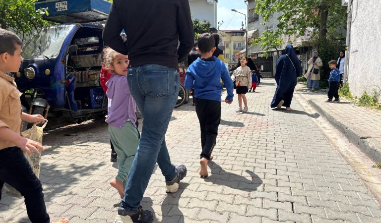 Kocaeli’de sarsıntı anı: Ayakkabısız sokağa çıktılar
