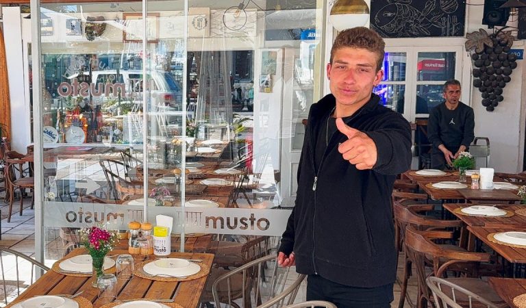 Muğla’da sokakta yaşayan gencin, çöpte bulduğu altınlar hayatını değiştirdi