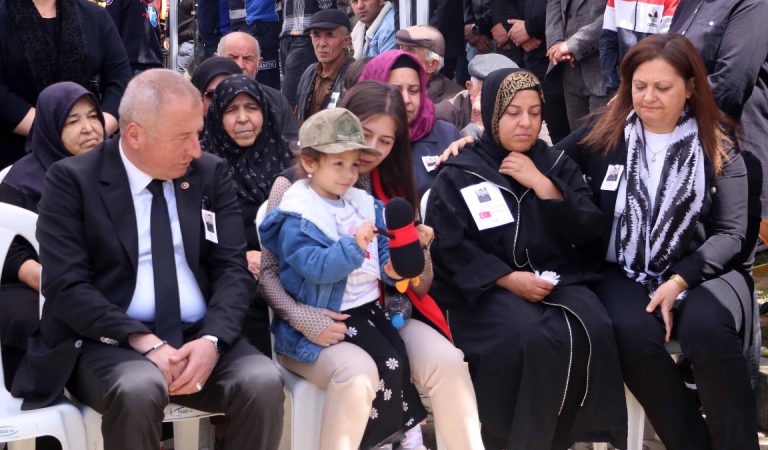 Afyonkarahisar’da son seyahatine uğurlanan şehit Başkan Özen’in kızından yürek yakan kelamlar