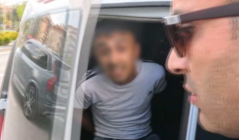 Aksaray’da alkollü şoför gazeteciye tehdit yağdırdı Aksaray’da alkollü şoför gazeteciye tehdit yağdırdı