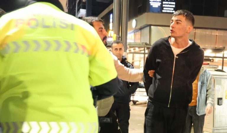 Aksaray’da alkollü şoför, polis aracına saldırdı: Dişim ağrıyor Aksaray’da alkollü şoför, polis aracına saldırdı: Dişim ağrıyor