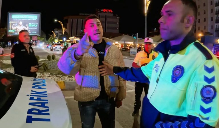 Aksaray’da trafiği tehlikeye düşüren şahıs polise ve gazetecilere reaksiyon gösterdi