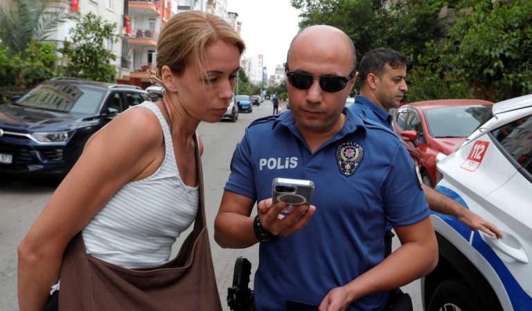 Antalya’da Rus turist akıllı saatini adım adım takip etti: Polis takımlarıyla baskın yaptı