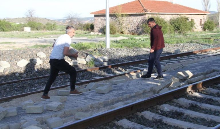 Çankırı’da 6 aydır paralarını alamayan personeller, döşedikleri taş yolu söktü Çankırı’da 6 aydır paralarını alamayan personeller, döşedikleri taş yolu söktü