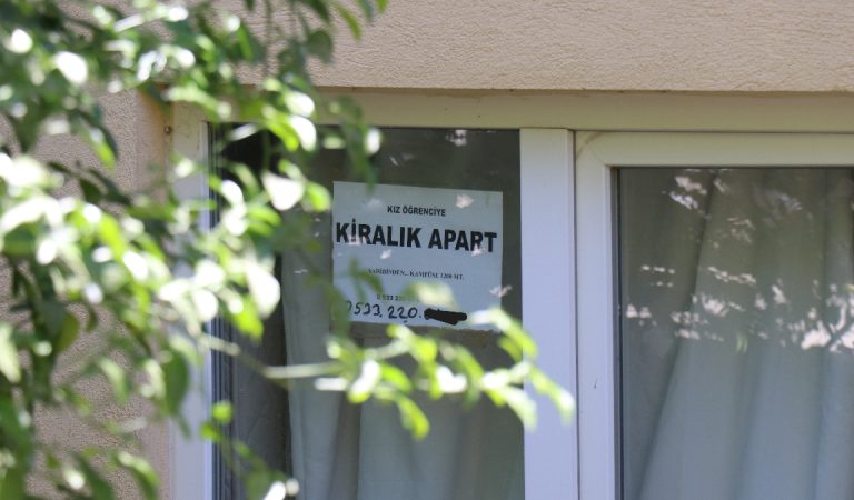 Denizli’de aparta kameralar yerleştiren işletmeci, astığı ilanla kız öğrencileri maksat aldı Denizli’de aparta kameralar yerleştiren işletmeci, astığı ilanla kız öğrencileri maksat aldı