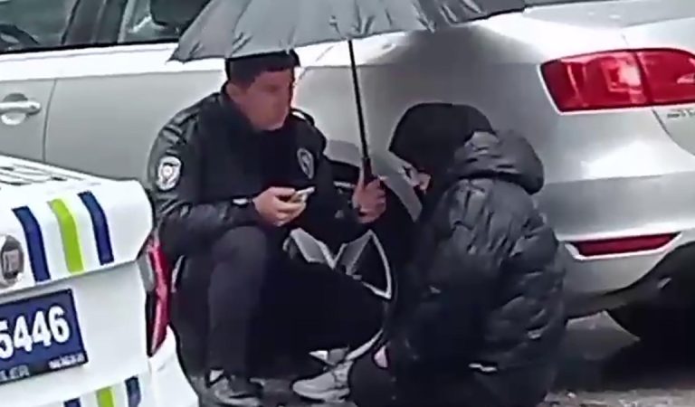 Erzurum’da yaralı öğrenciye şemsiye tutan polis konuştu