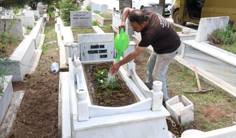 Eskişehir’de 300 mezara gözü üzere bakıyor: Avrupa’dan müşterileri var