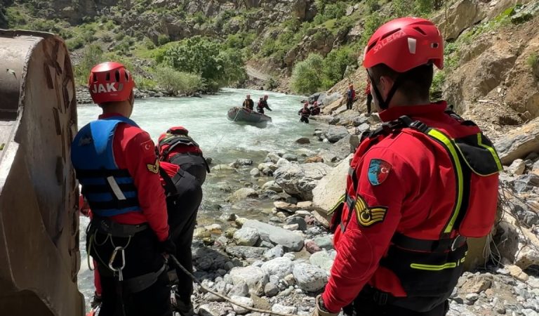 Hakkari’de dereye düşen genci arama çalışmaları 9 gündür sürüyor
