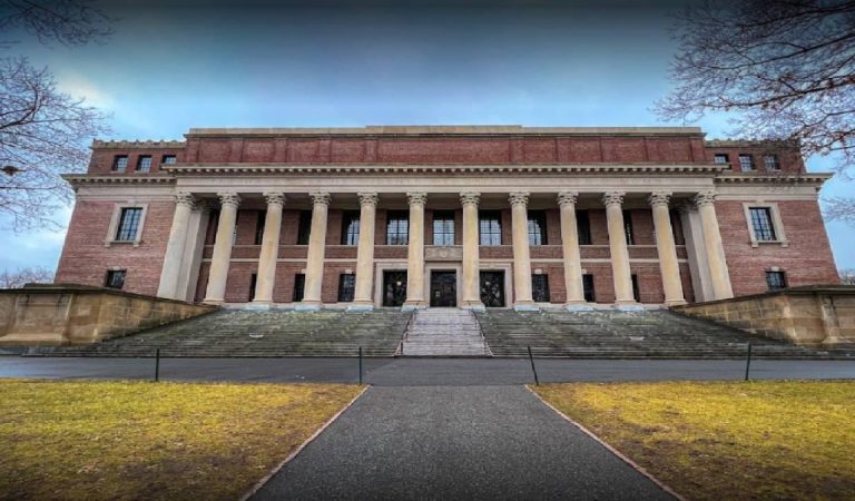 Harvard Rektörü Garber: Vergi muafiyetinin kaldırılması ‘yasa dışı’ olur