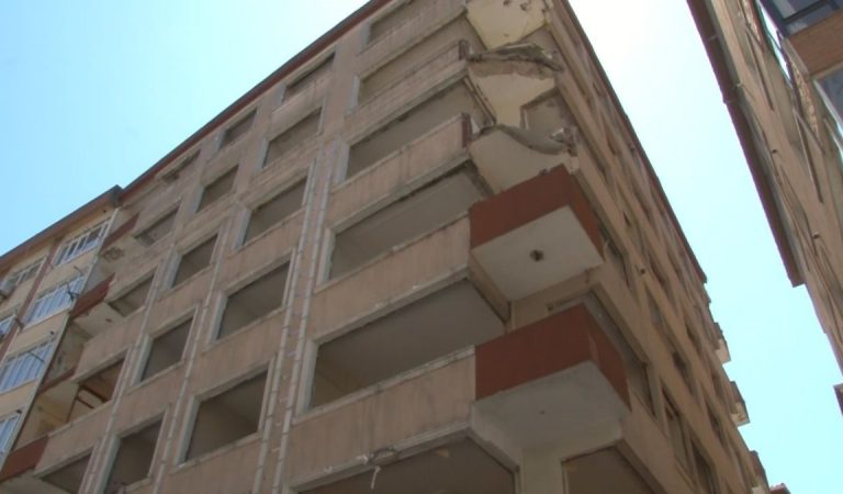 İstanbul’da boşaltılan binanın balkonu artçı zelzelede bu türlü yıkıldı