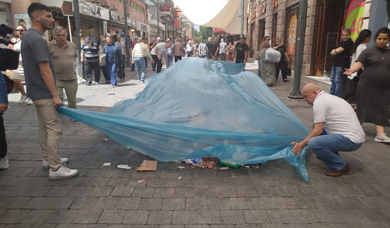 İzmir’in göbeğinde çöpten utanç görünümü: Esnaf tahlili üzerini kapatmakta buldu