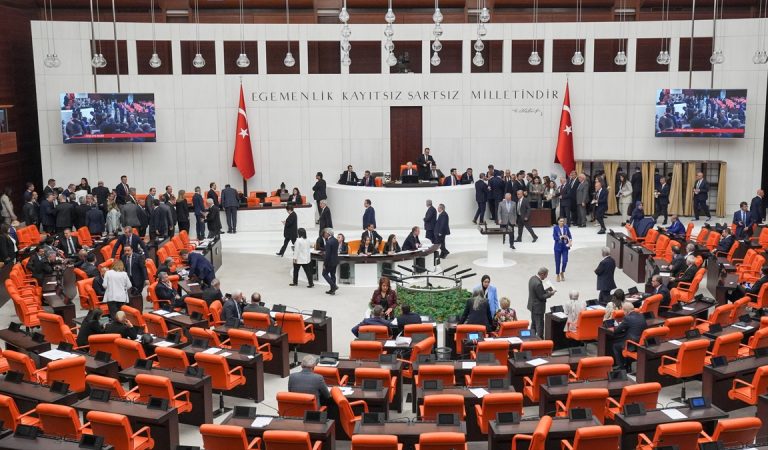 Kanun teklifi TBMM’de kabul edildi: Memurluğa 35 yaş sonu getirildi Kanun teklifi TBMM’de kabul edildi: Memurluğa 35 yaş sonu getirildi