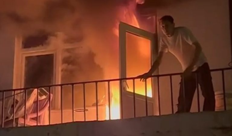 Kocaeli’de yangına müdahale ederken alevler büyüyünce balkondan atladı