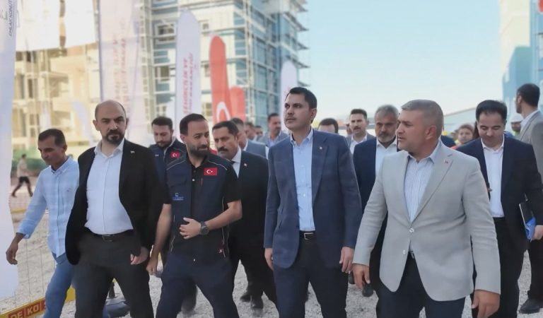 Murat Kurum, 1 Mayıs bildirisinde sarsıntı bölgesinde çalışan personellere yer verdi Murat Kurum, 1 Mayıs bildirisinde sarsıntı bölgesinde çalışan personellere yer verdi