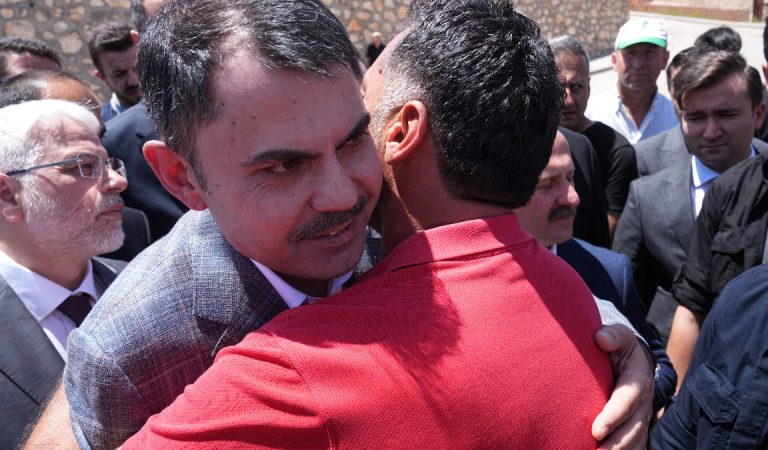 Murat Kurum, Adıyaman’da vatandaşlarla bir ortada: Koskoca bir dağ delindi Murat Kurum, Adıyaman’da vatandaşlarla bir ortada: Koskoca bir dağ delindi