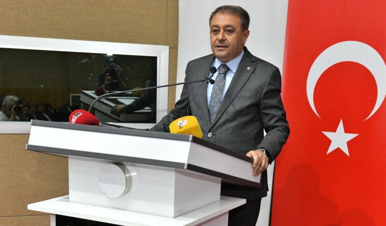Şanlıurfa’da esnafın toplantıya katılmamasına validen reaksiyon: Burada çocuk oynatmıyoruz Şanlıurfa’da esnafın toplantıya katılmamasına validen reaksiyon: Burada çocuk oynatmıyoruz