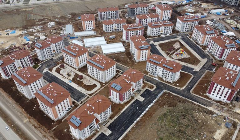 Sarsıntı bölgesinde konutlar yükseliyor: Murat Kurum depremzede aileye konuk oldu