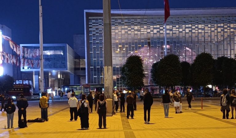 Taksim Meydanı’nda Seyahat olayları yıl dönümünde ‘duran adam’ aksiyonu