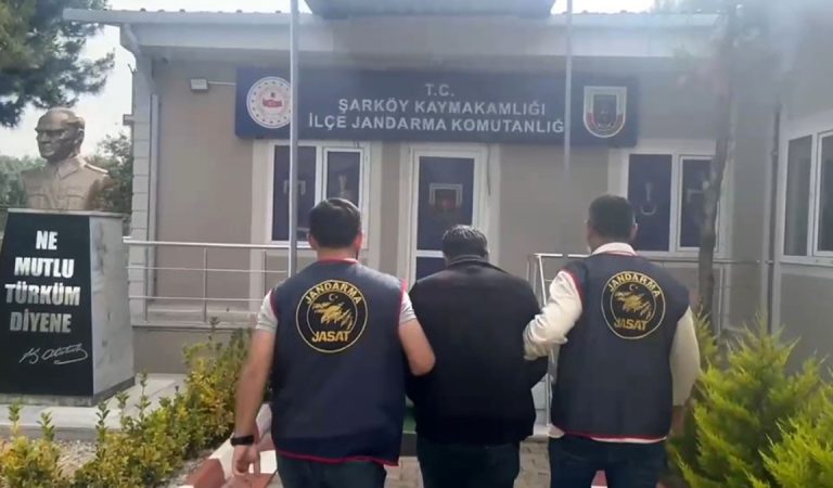 Tekirdağ’da ‘eşin kaçakçı’ palavrasıyla 1 milyon TL dolandırıldı Tekirdağ’da ‘eşin kaçakçı’ palavrasıyla 1 milyon TL dolandırıldı