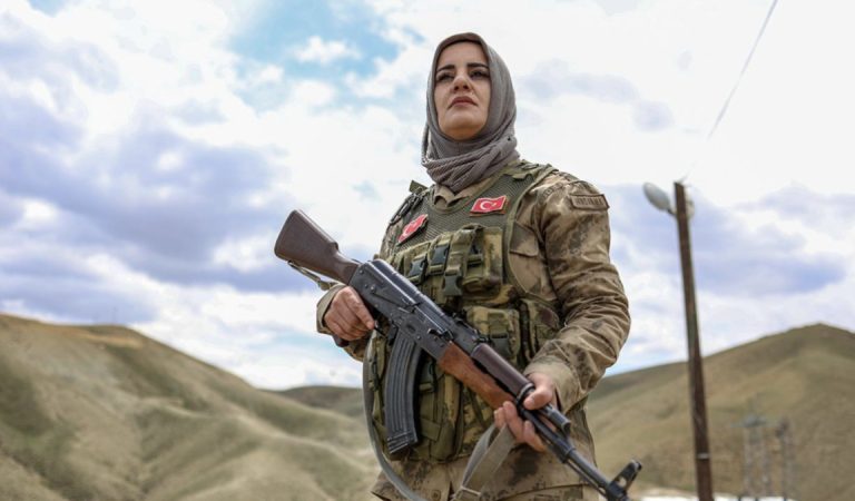 Van’da güvenlik korucusu anne 7/24 vazife başında