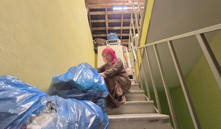 Zonguldak’ta konuttan tahliye edilen bayan çatıda yaşamaya başladı